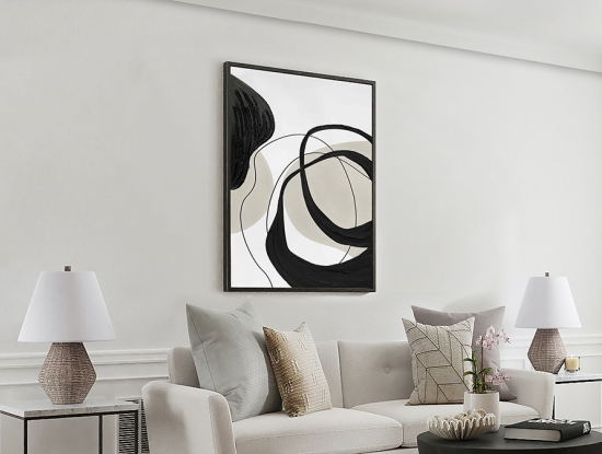 Картина абстракция Actio I 386548 в черной раме над диваном