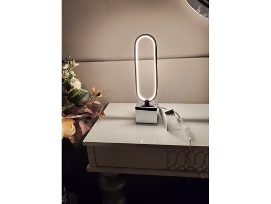 Настольная лампа Colette во включённом состоянии в интерьере комнаты