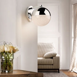 Настенное бра -шар с хромовым обрамление в интерьере комнаты