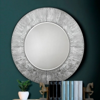 Красивое круглое зеркало с серебряной рамой
