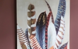 Яркая картина с изображением перьев, акрил