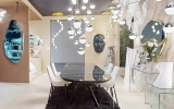 Светильники и мебель фабрики Schuller на экспозиции с настенным декором и зеркалами Mimo