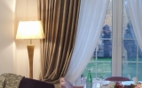 Золотой торшер Deco с витой ножкой в интерьере гостиной