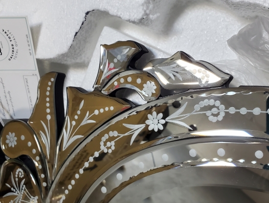 Детали овального венецианского зеркала Midas от Schuller