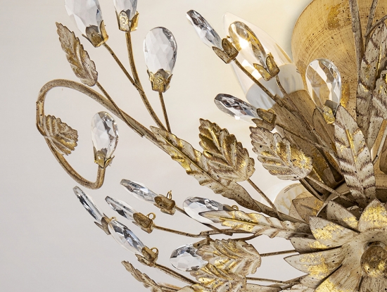 детали цветочной люстры: беж с золотом и каплями стекла