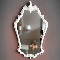 Изысканная небольшая модель зеркала для небольших пространств, оформленных в стиле неоклассика.